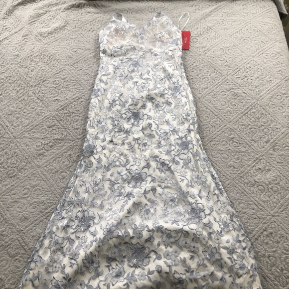 Gorgeous curve hugging falling prom dress - Picture 1 of 3